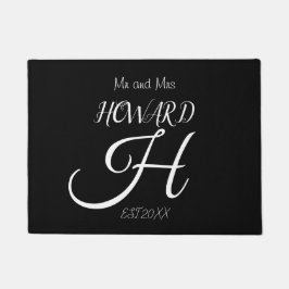 Modern Black White Monogram Name Passen getrouwd D Deurmat