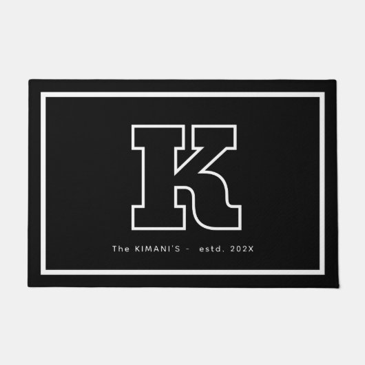 Modern Black White Monogram Script Family Name Deurmat (Voorkant)