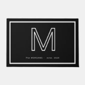 Modern Black White Monogram Script Family Name Deurmat (Voorkant)