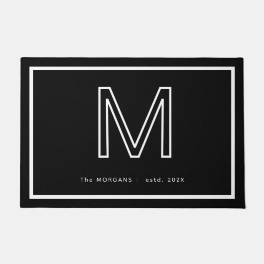 Modern Black White Monogram Script Family Name Deurmat (Voorkant)