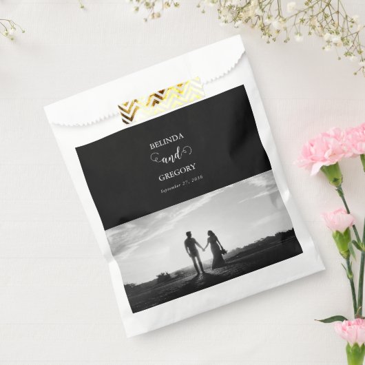 Modern Black & White Script Couple Photo Wedding Bedankzakje (Gezegeld)