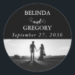 Modern Black & White Script Couple Photo Wedding Ronde Sticker<br><div class="desc">Een mooi ontwerp van een zwart-wit kalligrafiescript dat de foto van het stel toont. Een modern bruiloft-koppel fotoontwerp met eenvoudige minimalistische elementen. Een ideaal bruiloft modern sticker ontwerp voor iedereen die van scriptkalligrafie houdt,  zwarte en witte design en een -afbeelding trouwbenodigdheden. Er zijn ook huwelijksuitnodigingen en andere kantoorbenodigdheden beschikbaar.</div>