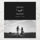 Modern Black & White Script Couple Photo Wedding Wijn Etiket (Enkel label)