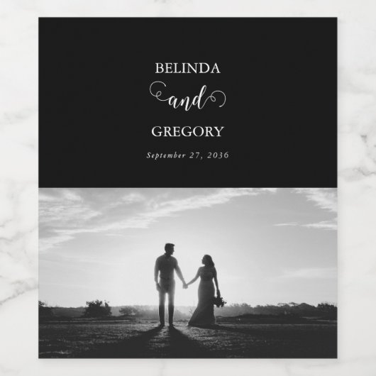 Modern Black & White Script Couple Photo Wedding Wijn Etiket (Enkel label)
