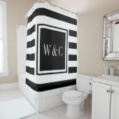 Modern Black White Stripe Trendy Monogram Douchegordijn (In situ)