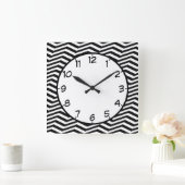 Modern Black White Zig Zag Chevron Stripe Pattern Vierkante Klok (Huis)