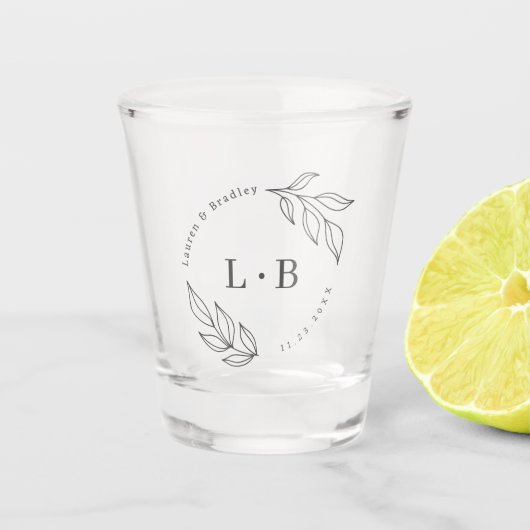 Modern bladstijl koppel monogram trouwgunst shot glas (Voorkant)