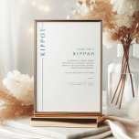 Modern Blauw Bar Mitzvah Kippot Tafelblad Teken Kaart<br><div class="desc">Mazel tov bij deze speciale gelegenheid! Maak de Bar Mitswa-ceremonie van uw zoon speciaal met dit minimalistische typografie zwart-wit tafelblad Kippah-teken. Dit bord geeft informatie over wat Kippot is en instructies over wat te doen.</div>