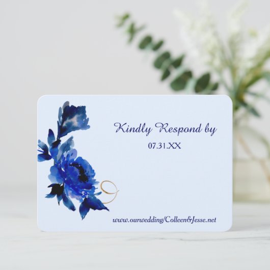 Modern Blauw Bloemen Goud Swirl Bruiloft RSVP (Staand voorkant)