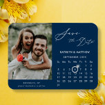 Modern Blauw Elegant Script Photo Save the Date Magneet<br><div class="desc">Modern blauw | Cerulean achtergrond Elegant Script 'Save the Date' Magnet met aangepaste kalender met een prachtige foto. Laat je familie, vrienden en collega’s weten dat je een datum hebt vastgesteld voor je huwelijksfeest met deze elegante magneet. Als u de ringmarkering wilt verplaatsen > klik hieronder op blauw ‘Personaliseren’ >...</div>