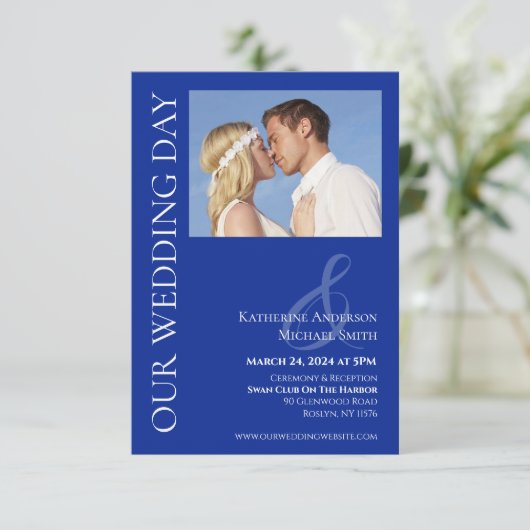 Modern Blauw en Wit Foto-Bruiloft Kaart (Staand voorkant)