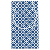 Modern blauw en wit geometrisch monogram met naam klein cadeauzakje (Achterkant)