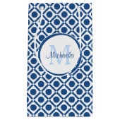 Modern blauw en wit geometrisch monogram met naam klein cadeauzakje (Voorkant)