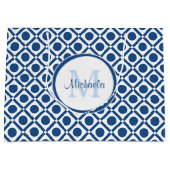 Modern blauw en wit geometrisch monogram met naam large cadeautasje (Voorkant)