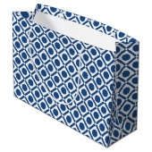 Modern blauw en wit geometrisch monogram met naam large cadeautasje (Achterkant Gekanteld)