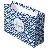 Modern blauw en wit geometrisch monogram met naam large cadeautasje (Voorkant Gekanteld)