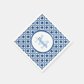 Modern blauw en wit geometrisch monogram met naam servet (Hoek)