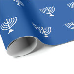 Modern blauw en wit Joods menorah patroon Cadeaupapier<br><div class="desc">Modern blauw en wit Joods menorah patroon eenvoudige elegante gift Wrapping Paper. Wit menorah patroon op blauwe achtergrond. Dit inpakpapier is geweldig voor Chanoeka,  Chanoeka,  bar mitswa,  bat mitswa,  Shabbat en joodse Feestdagen.</div>