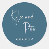 Modern blauw handgeschreven script elegante bruilo ronde sticker (Voorkant)