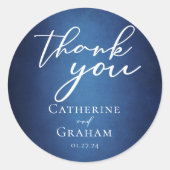 Modern Blauw Minimalistisch Waterfront bruiloft gu Ronde Sticker (Voorkant)