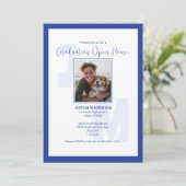 Modern Blauw Monogram Foto Afstuderen Uitnodiging (Staand voorkant)