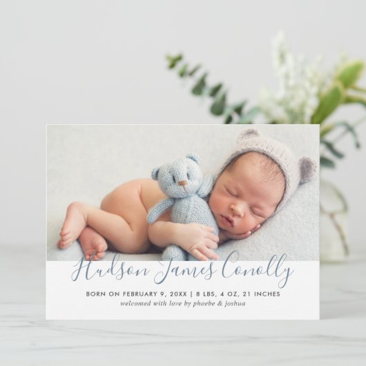 Modern blauw script baby jongen foto geboorte aankondiging (Staand voorkant)