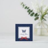 Modern blauw wit polka dot rood lint monogram vierkante visitekaartje (Staand voorkant)