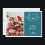Modern blauw & wit stijlvolle kam 2 foto's feestdagenkaart<br><div class="desc">Verspreid kerstvreugde met dit stijlvolle en eigentijdse wenskaart met een witte lijn kunst maretak ontwerp framing een klassieke kam gemakkelijk aanpasbaar met uw initialen over een eigentijdse blauwe achtergrond. Voeg een van uw favoriete familieportretten toe aan de linkerkant van deze vakantiepas en een tweede aan de achterkant.</div>