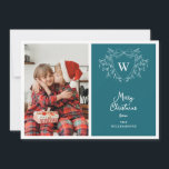 Modern blauw & wit stijlvolle kam 2 foto's feestdagenkaart<br><div class="desc">Verspreid kerstvreugde met dit stijlvolle en eigentijdse wenskaart met een witte lijn kunst maretak ontwerp framing een klassieke kam gemakkelijk aanpasbaar met uw initialen over een eigentijdse blauwe achtergrond. Voeg een van uw favoriete familieportretten toe aan de linkerkant van deze vakantiepas en een tweede aan de achterkant.</div>