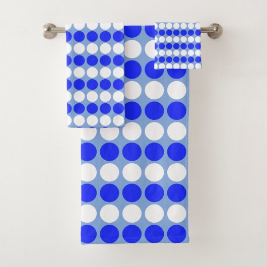 Modern blauw witte gestippelde strepen op lichtbla bad handdoek (Insitu)