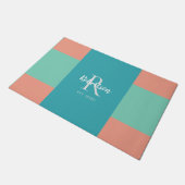 Modern Blauwgroen, blauw en koraalroze monogram Deurmat (Schuin)