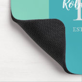 Modern Blauwgroen, blauw en koraalroze monogram Muismat (Hoek)