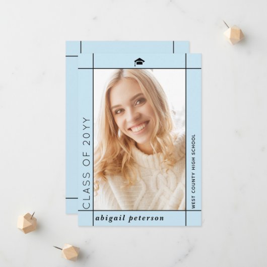 Modern bleek blauw Klasse van 2025 afstuderen foto Aankondiging (Voorkant / Achterkant in situ)