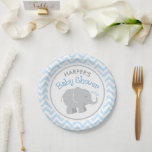 Modern Blue and Grey Elephant Boy Baby shower Papieren Bordje<br><div class="desc">Stijlvolle en zoete papieren borden van baby showers bevatten aangepaste tekst die gepersonaliseerd kan worden met de naam van de moeder en een schattig pasgeboren baby-olifant kalf met hartvormige spetters. Het ronde bord ontwerp omvat een modern chevron stripe patroon en een kleurenschema van lichtblauw,  grijs en wit.</div>