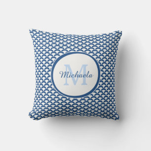 Modern Blue and White Scallops Monogram en Naam Kussen