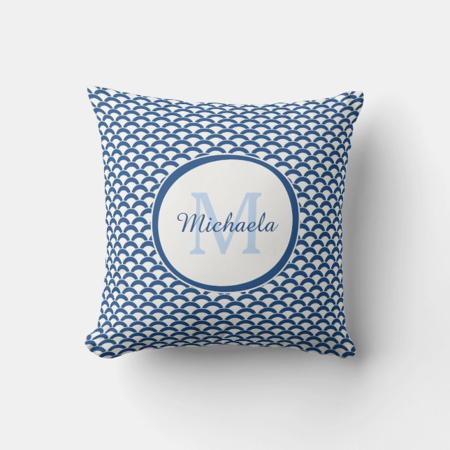 Modern Blue and White Scallops Monogram en Naam Kussen (Voorkant)