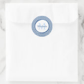 Modern Blue and White Scallops Monogram en Naam Ronde Sticker (Tas)
