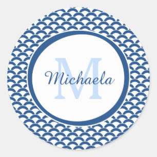 Modern Blue and White Scallops Monogram en Naam Ronde Sticker