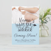 Modern Blue Baby Typografie Foto Zwangerschap Aankondiging (Staand voorkant)