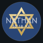 Modern Blue Bar Mitzvah Star van David Persoonlijk Ronde Sticker<br><div class="desc">Elegant modern blauw en gouden klassieke streepjesmitswa-stickers met aangepaste naam,  datum en ster van David design. Deze streepjesmitzvah-stickers zijn stijlvolle en stijlvolle envelopzegels,  of op DIY-bar- en bat-mitzvah-partijdecor-projecten. Klik OP VERDER AANPASSEN om achtergrond- en tekstkleur,  lettertype of positie te bewerken.</div>