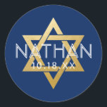 Modern Blue Bar Mitzvah Star van David Persoonlijk Ronde Sticker<br><div class="desc">Elegant modern blauw en gouden klassieke streepjesmitswa-stickers met aangepaste naam,  datum en ster van David design. Deze streepjesmitzvah-stickers zijn stijlvolle en stijlvolle envelopzegels,  of op DIY-bar- en bat-mitzvah-partijdecor-projecten. Klik OP VERDER AANPASSEN om achtergrond- en tekstkleur,  lettertype of positie te bewerken.</div>