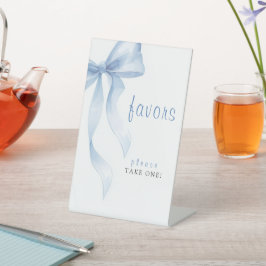 Modern Blue Bow Bridal Shower Reclamebord Met Voetstuk