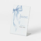 Modern Blue Bow Bridal Shower Reclamebord Met Voetstuk (Voorkant)