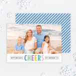 Modern Blue Cheers Prettige feestdagen Foto Feestdagenkaart<br><div class="desc">Eenvoudige en moderne vakantiefotoperatekaart biedt uw foto een veelkleurige "Cheers"-tekst en aangepaste tekst voor een seizoensbericht, uw familienaam en het jaar. De achterzijde van de kaart bevat een patroon van diagonale strepen. De prachtige kleuren, perfect voor een zomer-/vakantiefoto, zijn hemelsblauw, munt groen, violet paars, goudgeel, turquoise/blauwgroen blauw en licht roze....</div>