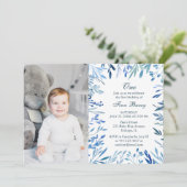 Modern Blue Floral Boy 1st Birthday Foto Kaart (Staand voorkant)