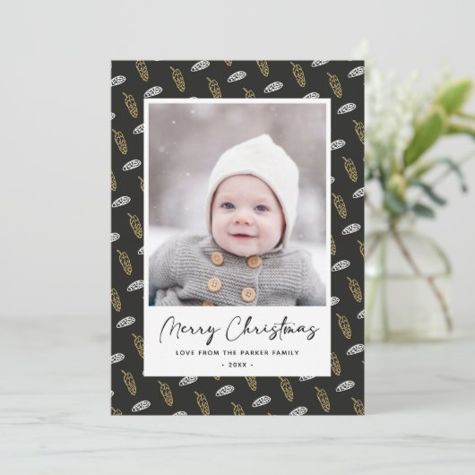 Modern Blue Fun Script Gold Pine Cone Kerstmis Feestdagenkaart (Staand voorkant)