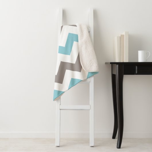 Modern Blue Gray Chevron Pattern Sherpa Deken (In situ)