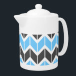 Modern Blue Gray Geometric Herringbone Theepot<br><div class="desc">Deze moderne theepot heeft een kleurrijk geometrisch herringbotpatroon in hemelblauw en donkergrijs.</div>