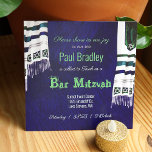 Modern Blue, Green Tallit Bar Mitzvah Uitnodiging<br><div class="desc">Viel uw Bar Mitzvah met prachtige blauwe, groene en blauwgroen gebedschalen die de helderblauwe streektextuur van de borstelslag bedekken. Vivid blue RSVP-kaarten met gecoördineerde retour-adreslabels en andere blauwe en/of groene Bar Mitzvah Talis briefpapier zullen de zoektocht naar een moderne, traditionele viering voltooien. Hints of shiny Silver and Royal Blue in...</div>