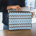 Modern Blue Grey Herringbone Geometric Pattern Laptop Sleeve<br><div class="desc">Deze laptophoes bevat een kleurrijk geometrisch herringbotpatroon in blauw,  donkergrijs en wit.</div>